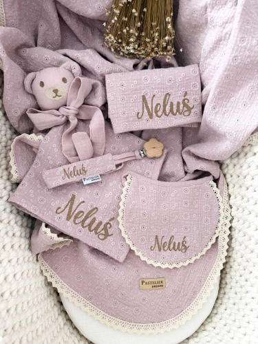 Personalizowany box dla noworodka z misiem z muślinu, zawieszką do smoczka, śliniaczkiem i pieluszką z imieniem. Idealny prezent na narodziny dziecka, baby shower, chrzciny lub pierwszą wizytę.