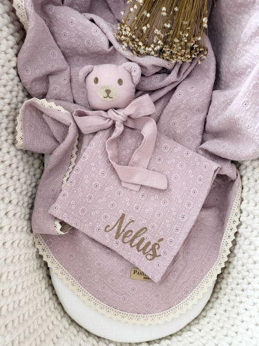 Muślinowa przytulanka Miś z imieniem dziecka – miękka, delikatna i personalizowana haftem. Wyjątkowa pamiątka oraz piękny pomysł na prezent dla niemowlaka, na narodziny, baby shower lub chrzest.