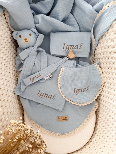 Personalizowany box dla noworodka z misiem z muślinu, zawieszką do smoczka, śliniaczkiem i pieluszką z imieniem. Idealny prezent na narodziny dziecka, baby shower, chrzciny lub pierwszą wizytę.