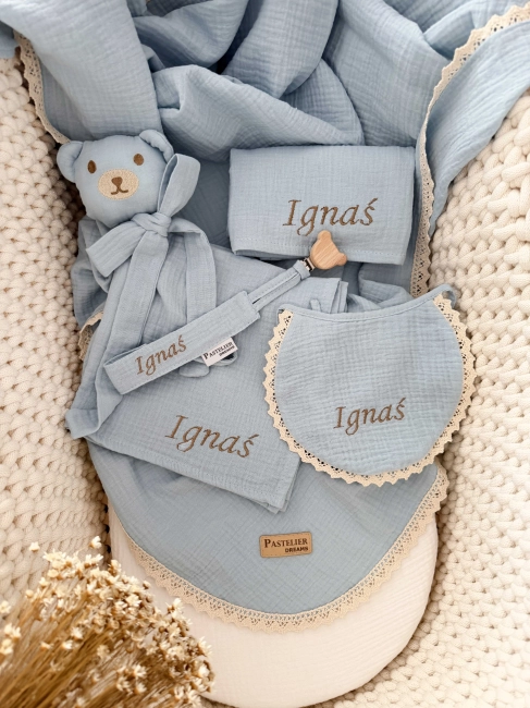 Personalizowany box dla noworodka z misiem z muślinu, zawieszką do smoczka, śliniaczkiem i pieluszką z imieniem. Idealny prezent na narodziny dziecka, baby shower, chrzciny lub pierwszą wizytę.