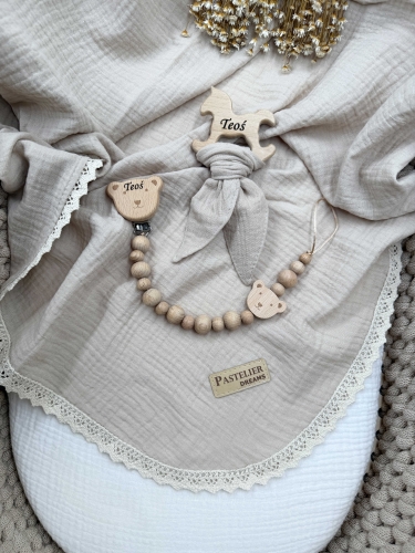 Personalizowana zawieszka do smoczka i szeleszczące uszka z muślinu to wyjątkowy zestaw dla niemowlęcia. Idealny prezent dla noworodka, wykonany z naturalnych materiałów. Idealny prezent na narodziny, baby shower lub chrzciny.