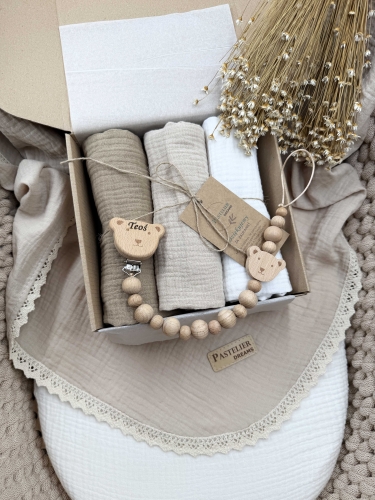 Zestaw prezentowy dla noworodka z pieluszkami muślinowymi i personalizowaną zawieszką do smoczka. Idealny prezent na narodziny dziecka i baby shower.
