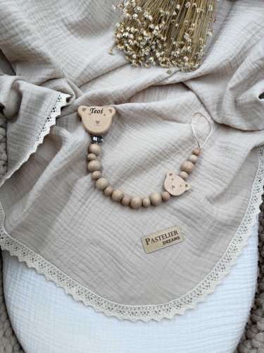 Personalizowana zawieszka do smoczka z drewnianych koralików i grawerowanym imieniem na drewnianym klipsie. Idealny prezent dla noworodka i niemowlęcia.