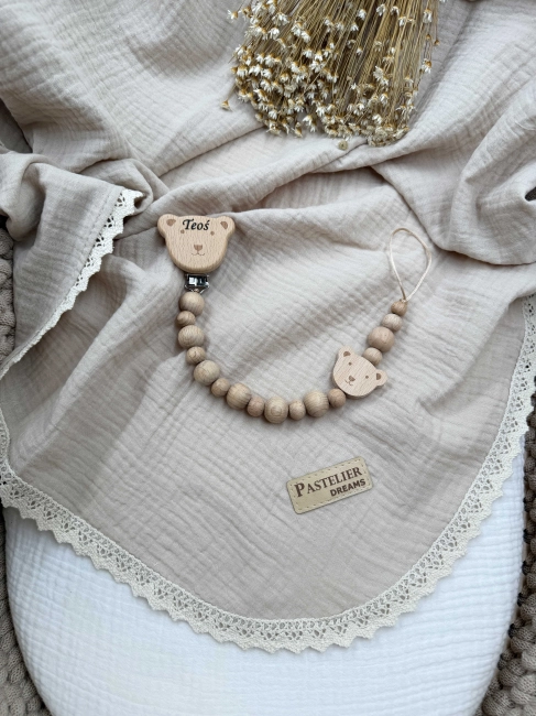 Personalizowana zawieszka do smoczka z drewnianych koralików i grawerowanym imieniem na drewnianym klipsie. Idealny prezent dla noworodka i niemowlęcia.