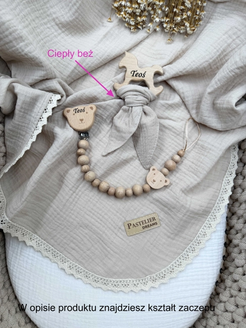 Personalizowana zawieszka do smoczka i szeleszczące uszka z muślinu to wyjątkowy zestaw dla niemowlęcia. Idealny prezent dla noworodka, wykonany z naturalnych materiałów. Idealny prezent na narodziny, baby shower lub chrzciny.