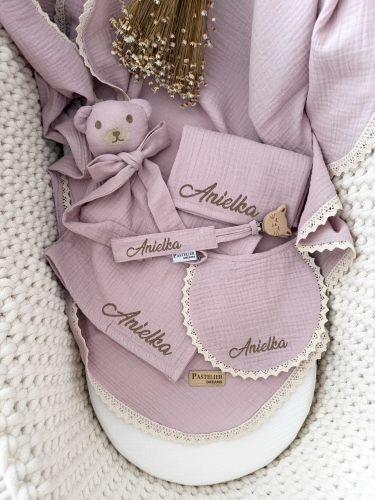Personalizowany box dla noworodka z misiem z muślinu, zawieszką do smoczka, śliniaczkiem i pieluszką z imieniem. Idealny prezent na narodziny dziecka, baby shower, chrzciny lub pierwszą wizytę.