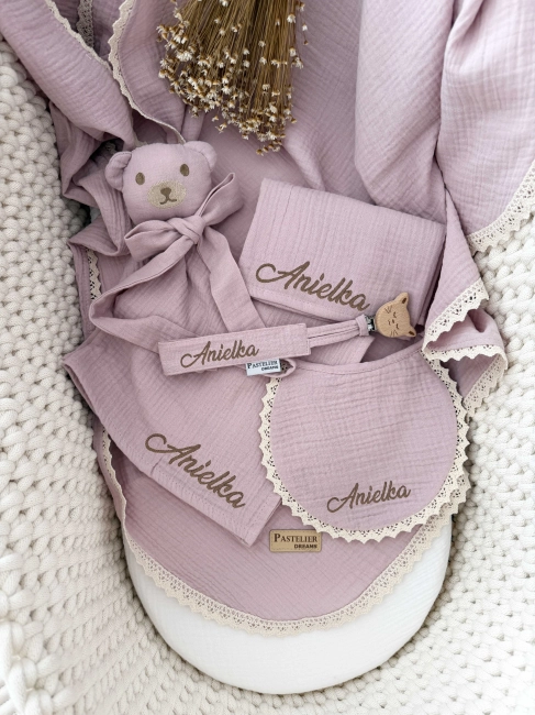 Personalizowany box dla noworodka z misiem z muślinu, zawieszką do smoczka, śliniaczkiem i pieluszką z imieniem. Idealny prezent na narodziny dziecka, baby shower, chrzciny lub pierwszą wizytę.