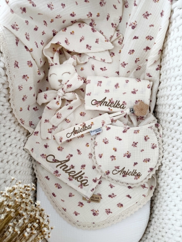 Box prezentowy dla noworodka z personalizowaną przytulanką króliczkiem z muślinu, zawieszką do smoczka z imieniem dziecka, śliniaczkiem z haftem oraz pieluszką muślinową z imieniem. Idealny prezent na narodziny, baby shower i chrzciny.