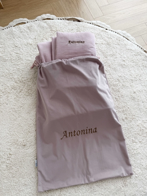 Zestaw do żłobka i przedszkola – pościel muślinowa z personalizacją oraz pokrowiec z personalizacją. Miękki i praktyczny komplet dla dziecka do żłobka, przedszkola i na co dzień. Idealny na prezent.