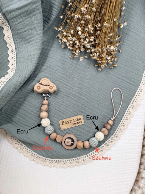 Personalizowana zawieszka do smoczka z drewnianych koralików i grawerowanym imieniem na drewnianym klipsie. Idealny prezent dla noworodka i niemowlęcia.