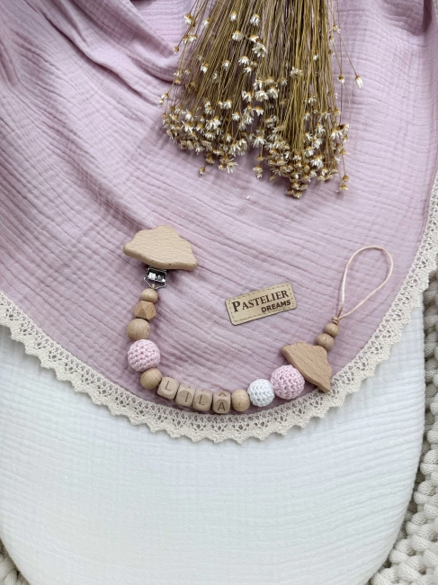 Personalizowana drewniana zawieszka do smoczka z koralików. Naturalne materiały, możliwość dodania imienia dziecka. Idealny prezent dla noworodka i niemowlęcia.