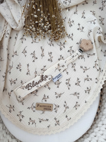 Personalizowana zawieszka do smoczka z haftowanym imieniem i drewnianym klipsem. Praktyczny dodatek do wyprawki niemowlęcej i wyjątkowy prezent dla noworodka.
