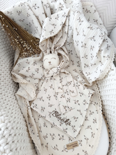 Muślinowy króliczek z imieniem dziecka – personalizowana przytulanka dla niemowlaka i wyjątkowy prezent na narodziny, baby shower lub chrzciny. Miękki króliczek z personalizacją będzie piękną pamiątką na lata.