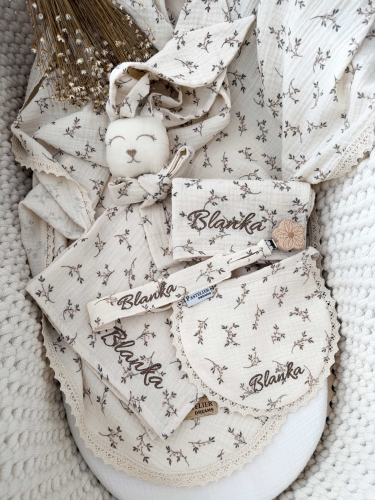 Box prezentowy dla noworodka z personalizowaną przytulanką króliczkiem z muślinu, zawieszką do smoczka z imieniem dziecka, śliniaczkiem z haftem oraz pieluszką muślinową z imieniem. Idealny prezent na narodziny, baby shower i chrzciny.