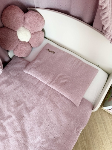 Zestaw do żłobka i przedszkola – pościel muślinowa z personalizacją oraz pokrowiec z personalizacją. Miękki i praktyczny komplet dla dziecka do żłobka, przedszkola i na co dzień. Idealny na prezent.