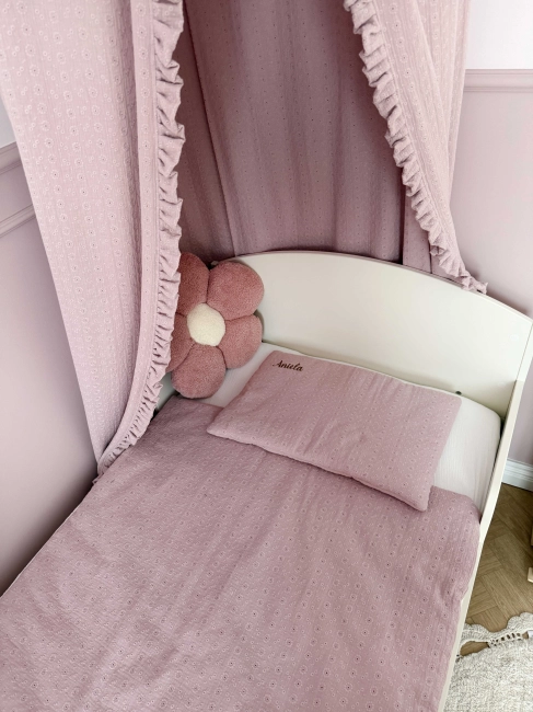 Zestaw do żłobka i przedszkola – pościel muślinowa z personalizacją oraz pokrowiec z personalizacją. Miękki i praktyczny komplet dla dziecka do żłobka, przedszkola i na co dzień. Idealny na prezent.