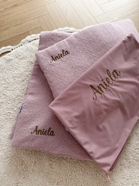 Zestaw do żłobka i przedszkola – pościel muślinowa z personalizacją oraz pokrowiec z personalizacją. Miękki i praktyczny komplet dla dziecka do żłobka, przedszkola i na co dzień. Idealny na prezent.