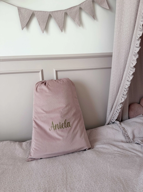 Zestaw do żłobka i przedszkola – pościel muślinowa z personalizacją oraz pokrowiec z personalizacją. Miękki i praktyczny komplet dla dziecka do żłobka, przedszkola i na co dzień. Idealny na prezent.