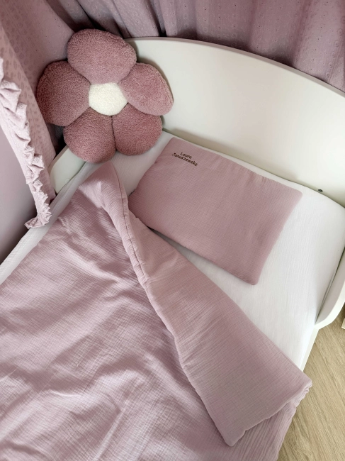 Zestaw do żłobka i przedszkola – pościel muślinowa z personalizacją oraz pokrowiec z personalizacją. Miękki i praktyczny komplet dla dziecka do żłobka, przedszkola i na co dzień. Idealny na prezent.