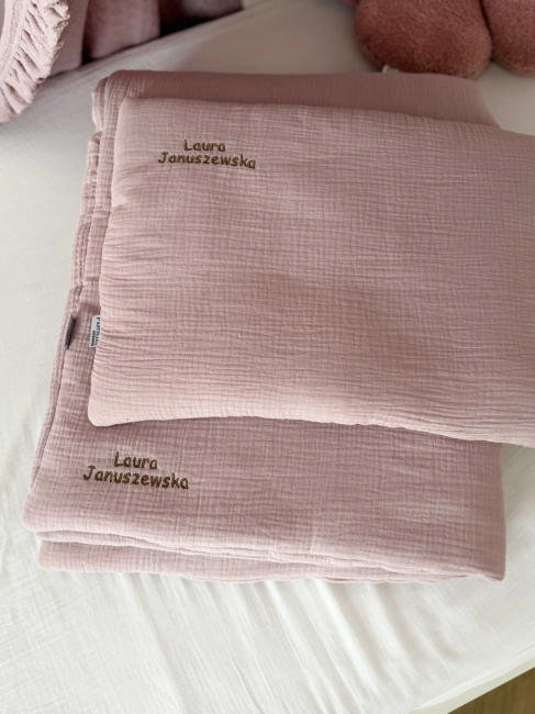 Zestaw do żłobka i przedszkola – pościel muślinowa z personalizacją oraz pokrowiec z personalizacją. Miękki i praktyczny komplet dla dziecka do żłobka, przedszkola i na co dzień. Idealny na prezent.