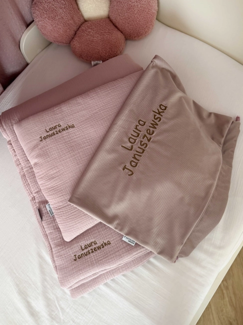 Zestaw do żłobka i przedszkola – pościel muślinowa z personalizacją oraz pokrowiec z personalizacją. Miękki i praktyczny komplet dla dziecka do żłobka, przedszkola i na co dzień. Idealny na prezent.