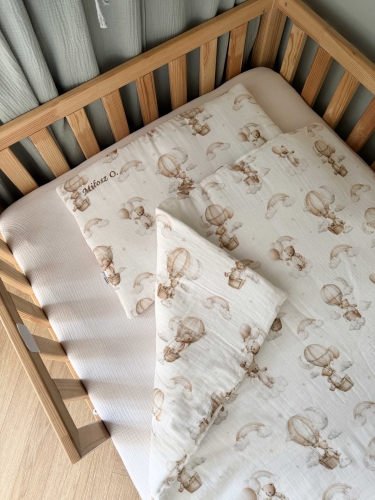 Zestaw do żłobka i przedszkola – pościel muślinowa z personalizacją oraz pokrowiec z personalizacją. Miękki i praktyczny komplet dla dziecka do żłobka, przedszkola i na co dzień. Idealny na prezent.