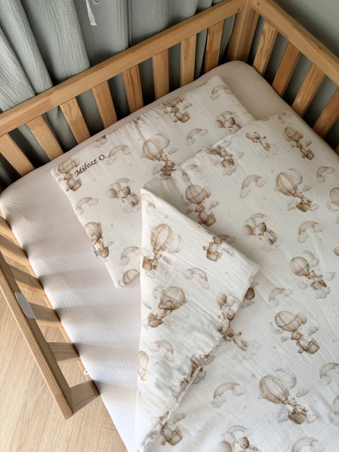 Zestaw do żłobka i przedszkola – pościel muślinowa z personalizacją oraz pokrowiec z personalizacją. Miękki i praktyczny komplet dla dziecka do żłobka, przedszkola i na co dzień. Idealny na prezent.