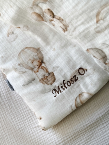 Zestaw do żłobka i przedszkola – pościel muślinowa z personalizacją oraz pokrowiec z personalizacją. Miękki i praktyczny komplet dla dziecka do żłobka, przedszkola i na co dzień. Idealny na prezent.