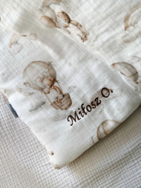 Zestaw do żłobka i przedszkola – pościel muślinowa z personalizacją oraz pokrowiec z personalizacją. Miękki i praktyczny komplet dla dziecka do żłobka, przedszkola i na co dzień. Idealny na prezent.