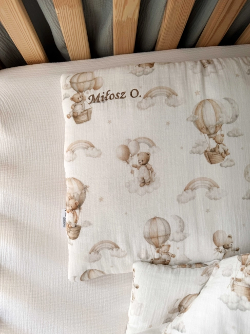 Zestaw do żłobka i przedszkola – pościel muślinowa z personalizacją oraz pokrowiec z personalizacją. Miękki i praktyczny komplet dla dziecka do żłobka, przedszkola i na co dzień. Idealny na prezent.