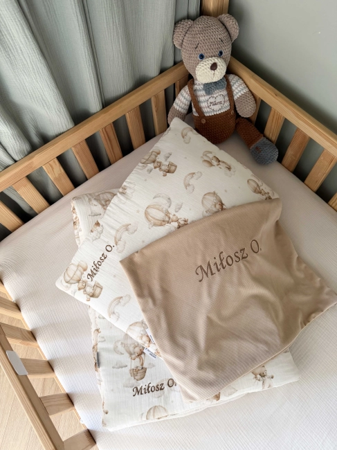 Zestaw do żłobka i przedszkola – pościel muślinowa z personalizacją oraz pokrowiec z personalizacją. Miękki i praktyczny komplet dla dziecka do żłobka, przedszkola i na co dzień. Idealny na prezent.