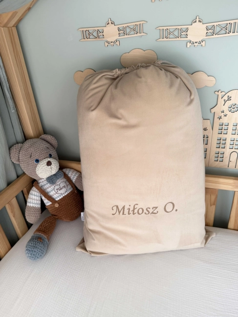 Zestaw do żłobka i przedszkola – pościel muślinowa z personalizacją oraz pokrowiec z personalizacją. Miękki i praktyczny komplet dla dziecka do żłobka, przedszkola i na co dzień. Idealny na prezent.