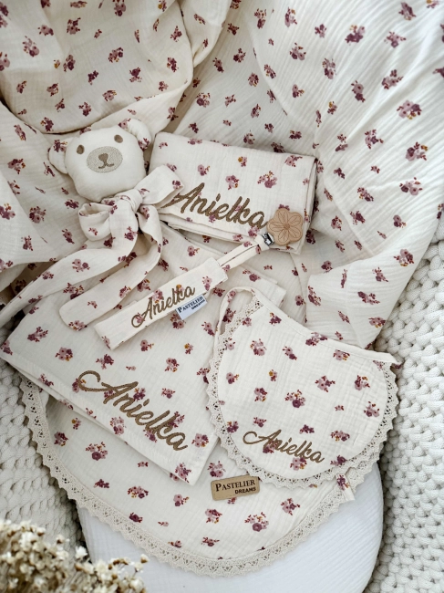 Personalizowany box dla noworodka z misiem z muślinu, zawieszką do smoczka, śliniaczkiem i pieluszką z imieniem. Idealny prezent na narodziny dziecka, baby shower, chrzciny lub pierwszą wizytę.
