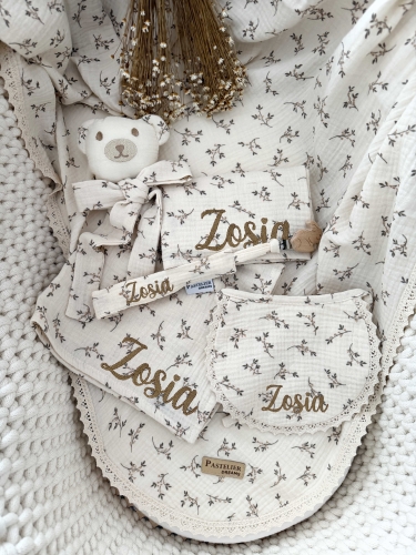 Personalizowany box dla noworodka z misiem z muślinu, zawieszką do smoczka, śliniaczkiem i pieluszką z imieniem. Idealny prezent na narodziny dziecka, baby shower, chrzciny lub pierwszą wizytę.