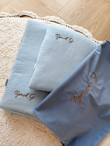 Zestaw do żłobka i przedszkola – pościel muślinowa z personalizacją oraz pokrowiec z personalizacją. Miękki i praktyczny komplet dla dziecka do żłobka, przedszkola i na co dzień. Idealny na prezent.