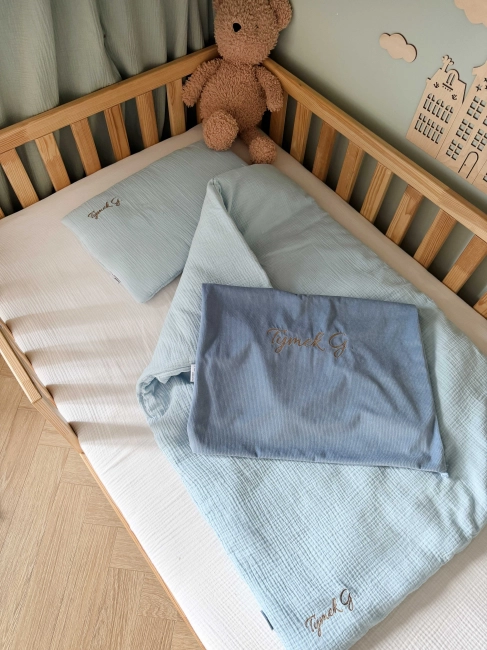 Zestaw do żłobka i przedszkola – pościel muślinowa z personalizacją oraz pokrowiec z personalizacją. Miękki i praktyczny komplet dla dziecka do żłobka, przedszkola i na co dzień. Idealny na prezent.
