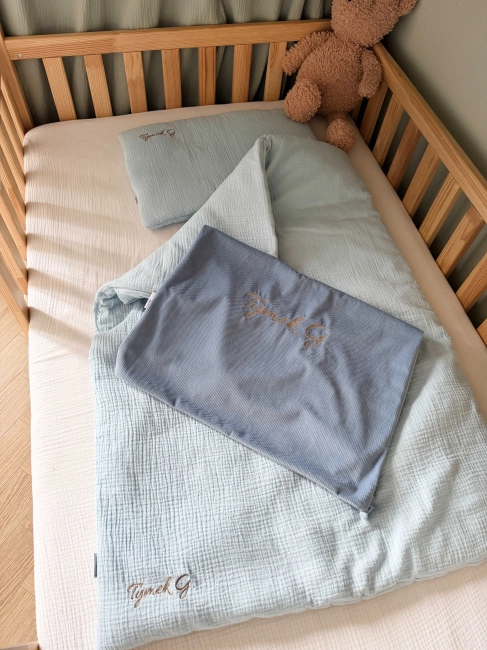 Zestaw do żłobka i przedszkola – pościel muślinowa z personalizacją oraz pokrowiec z personalizacją. Miękki i praktyczny komplet dla dziecka do żłobka, przedszkola i na co dzień. Idealny na prezent.