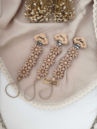 Personalizowana zawieszka do smoczka wykonana z naturalnego drewna oraz silikonowych koralików. Z imieniem dziecka – praktyczna, wyjątkowa i piękna ozdoba dla maluszka. Idealna na prezent.