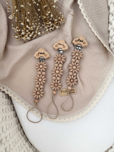 Personalizowana zawieszka do smoczka wykonana z naturalnego drewna oraz silikonowych koralików. Z imieniem dziecka – praktyczna, wyjątkowa i piękna ozdoba dla maluszka. Idealna na prezent.
