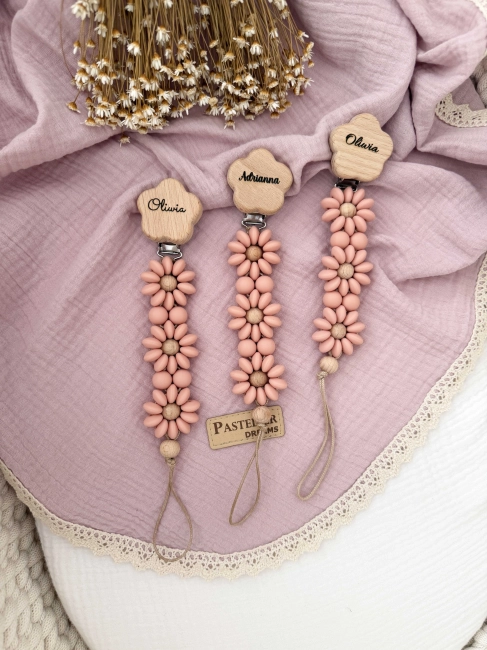 Personalizowana zawieszka do smoczka wykonana z naturalnego drewna oraz silikonowych koralików. Z imieniem dziecka – praktyczna, wyjątkowa i piękna ozdoba dla maluszka. Idealna na prezent.