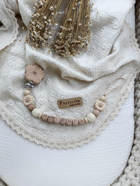 Personalizowana zawieszka do smoczka wykonana z naturalnego drewna oraz silikonowych koralików. Z imieniem dziecka – praktyczna, wyjątkowa i piękna ozdoba dla maluszka. Idealna na prezent.