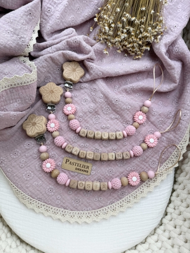 Personalizowana zawieszka do smoczka wykonana z naturalnego drewna oraz silikonowych koralików. Z imieniem dziecka – praktyczna, wyjątkowa i piękna ozdoba dla maluszka. Idealna na prezent.