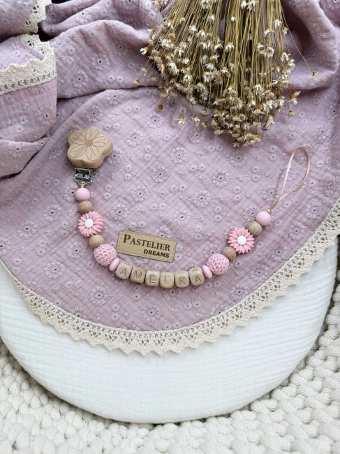 Personalizowana zawieszka do smoczka wykonana z naturalnego drewna oraz silikonowych koralików. Z imieniem dziecka – praktyczna, wyjątkowa i piękna ozdoba dla maluszka. Idealna na prezent.