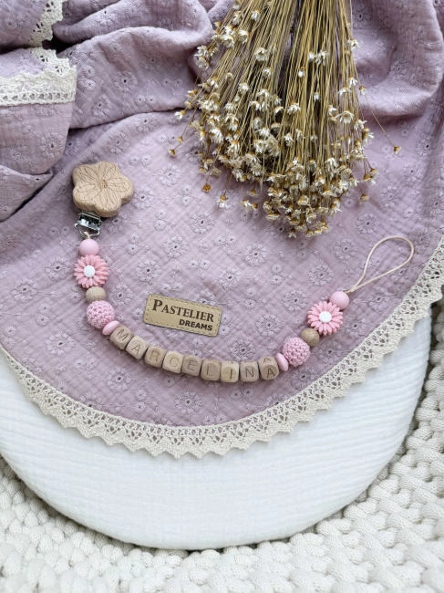 Personalizowana zawieszka do smoczka wykonana z naturalnego drewna oraz silikonowych koralików. Z imieniem dziecka – praktyczna, wyjątkowa i piękna ozdoba dla maluszka. Idealna na prezent.
