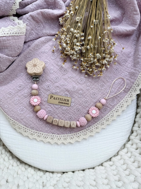 Personalizowana zawieszka do smoczka wykonana z naturalnego drewna oraz silikonowych koralików. Z imieniem dziecka – praktyczna, wyjątkowa i piękna ozdoba dla maluszka. Idealna na prezent.