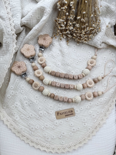 Personalizowana zawieszka do smoczka wykonana z naturalnego drewna oraz silikonowych koralików. Z imieniem dziecka – praktyczna, wyjątkowa i piękna ozdoba dla maluszka. Idealna na prezent.