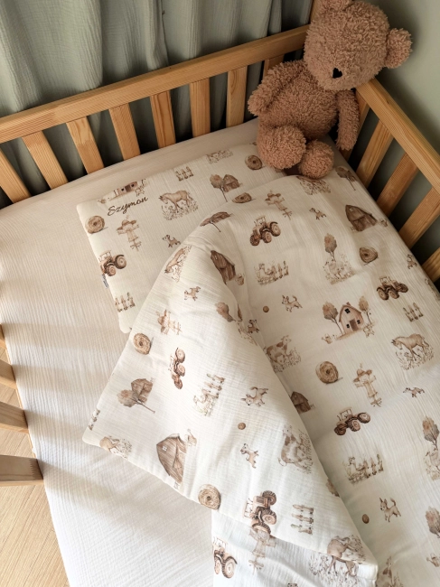 Zestaw do żłobka i przedszkola – pościel muślinowa z personalizacją oraz pokrowiec z personalizacją. Miękki i praktyczny komplet dla dziecka do żłobka, przedszkola i na co dzień. Idealny na prezent.