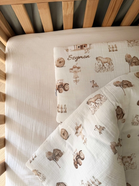 Zestaw do żłobka i przedszkola – pościel muślinowa z personalizacją oraz pokrowiec z personalizacją. Miękki i praktyczny komplet dla dziecka do żłobka, przedszkola i na co dzień. Idealny na prezent.