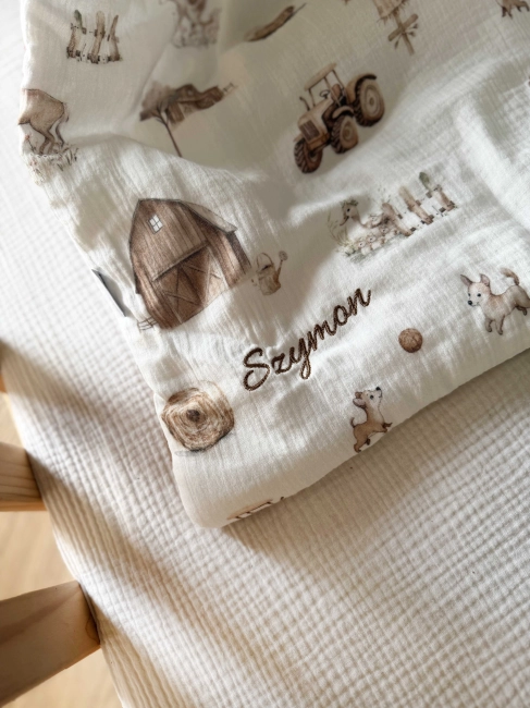 Zestaw do żłobka i przedszkola – pościel muślinowa z personalizacją oraz pokrowiec z personalizacją. Miękki i praktyczny komplet dla dziecka do żłobka, przedszkola i na co dzień. Idealny na prezent.