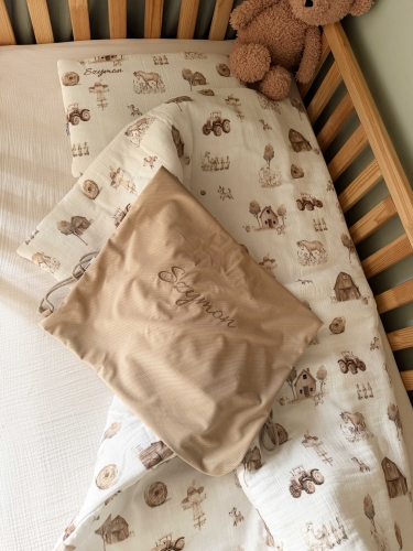 Zestaw do żłobka i przedszkola – pościel muślinowa z personalizacją oraz pokrowiec z personalizacją. Miękki i praktyczny komplet dla dziecka do żłobka, przedszkola i na co dzień. Idealny na prezent.